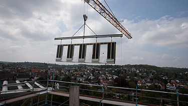 Foto von der Montage von Holzelementen auf der Baustelle CARL in Pforzheim.