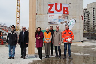 v.l.n.r. Felix Jentges (stv. Schulleiter MBG), Thorsten Brehm (Stadtkämmerer der Stadt Nürnberg), Cornelia Trinkl (Schulreferentin der Stadt Nürnberg), Sabine Stahl (Prokuristin WBG Kommunal GmbH), Friedhelm Klöhr (Schulleiter MBG), Ralf Schekira (GF WBG Nürnberg), Michael Weinmann (Techn. GL Ed. Züblin AG)