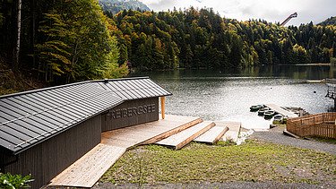 Foto des Bootshauses aus Holz am Freibergsee. LENO-BSP-Elemente.
