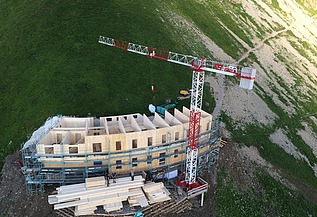 Photo of the timber construction assembly of the Waltenberger Haus in Oberstdorf. LENO-BSP elements.