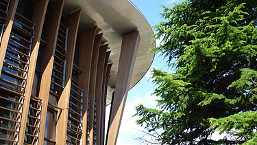 Fotodetail der Holzfassade des Waterside Theaters in Aylesbury.