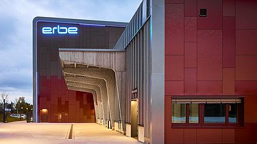 Foto eines Gebäudeteils einer Halle mit roter Fassade. Erbe Rangendingen.