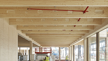 Photo of an assembly of ribbed elements with LENO and BSH from ZÜBLIN Timber.