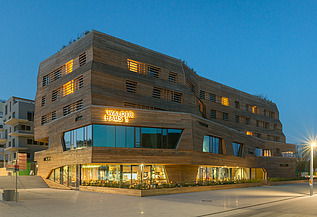 Foto des Wälderhauses in Hamburg. Man sieht ein Gebäude mit Holzfassade.