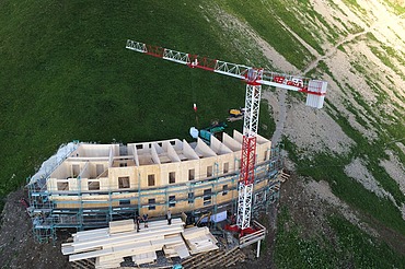 Foto der Holzbaumontage des Waltenberger Haus in Oberstdorf. LENO-BSP-Elemente.
