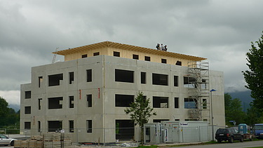 Photo of the assembly of the extension of the NOVA Center in Bad Tölz. You can see a multi-storey building.