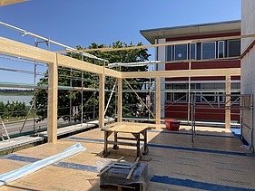 Foto der Montage des Büroneubaus von ZÜBLIN in Langenargen.