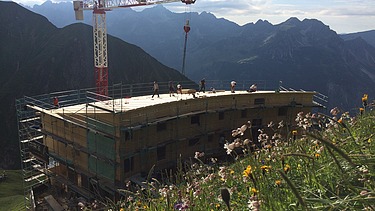 Foto der Holzbaumontage des Waltenberger Haus in Oberstdorf. LENO-BSP-Elemente.