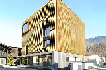 Bürogebäude Lignoalp Brixen Foto des Bürogebäudes Lignoalp in Brixen. Modernes Gebäude mit Holzfassade.