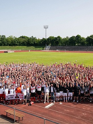 Foto der gesamten Hobby-Fußball-Mannschaften beim ZÜBLIN-Cup 2025 in Stuttgart.