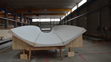 Foto eines Kelchschalenteils des Projekts Stuttgart 21.