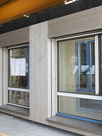 Wand mit integrierten Fenstermodulen.