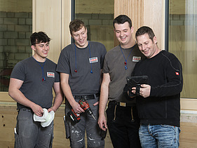 Foto von vier Zimmererleuten in der Produktion von ZÜBLIN Timber
