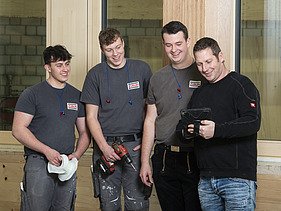 Foto von vier Zimmererleuten in der Produktion von ZÜBLIN Timber