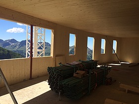 Foto der Holzbaumontage des Waltenberger Haus in Oberstdorf. LENO-BSP-Elemente im Innenraum.
