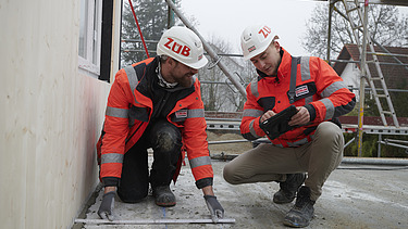 Michael im Gespräch mit Kollegen. 