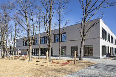 Vinzenz Pallotti School, Friedberg Exterior view of the Vinzenz Pallotti School in Friedberg. You can see a large, white building with a flat roof.