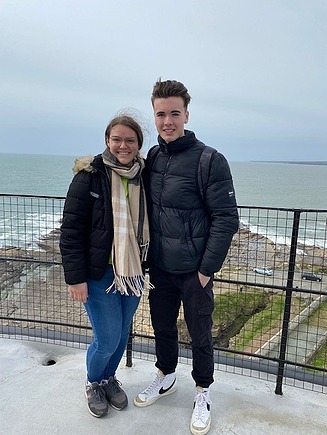 Foto von von zwei jungen Auszubildenden. Im Hintergrund das Meer.