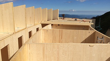 Foto der Holzbaumontage des Waltenberger Haus in Oberstdorf. LENO-BSP-Elemente.