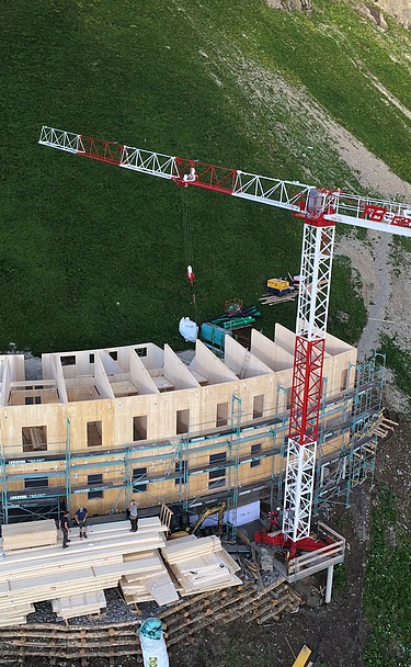 Foto der Holzbaumontage des Waltenberger Haus in Oberstdorf. LENO-BSP-Elemente.