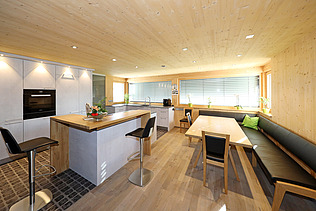 Foto eines Wohnhauses aus LENO-Brettsperrholz. Eßzimmer mit vielen Holzoberflächen.