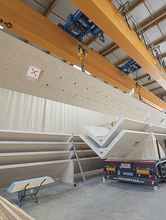 Foto beim Beladen eines LKW-Aufliegers mit LENO-Brettsperrholzelementen als Faltwerk. 