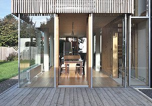 Photo of a timber house with flat roof. LENO-BSP. Detail of terrace.