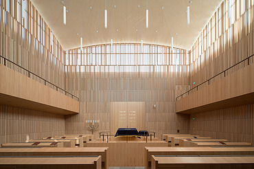 Photo of the interior of the Regensburg synagogue.