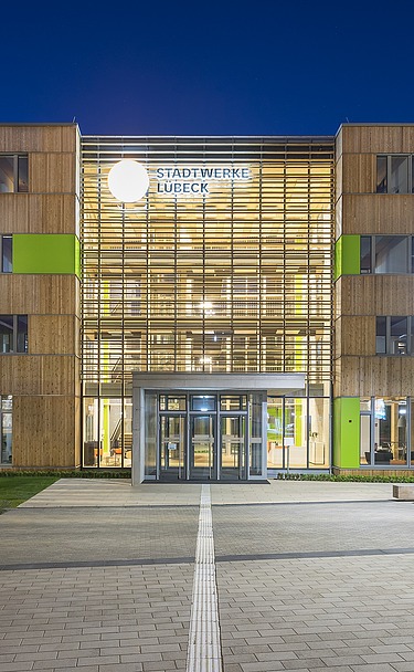 Verwaltungsgebäude Stadtwerke Lübeck Foto des Verwaltungsgebäudes Stadtwerke Lübeck. Zu sehen ist ein moderner Holzbau.