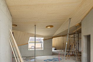 Photo of the assembly of LENO cross-laminated timber elements. Extension in Ingolstadt.