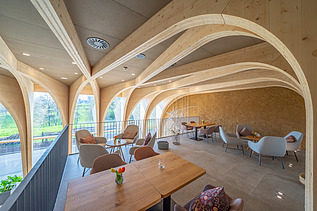 Foto des Innenraums des Weinhotels in Gengenbach. Auffälliges Kreuzganggewölbe aus LENO-BSP.