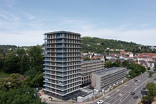 Foto des Holzgebäudes CARL in Pforzheim. Man sieht eine Außenaufnahme mit brauner Holzfassade.
