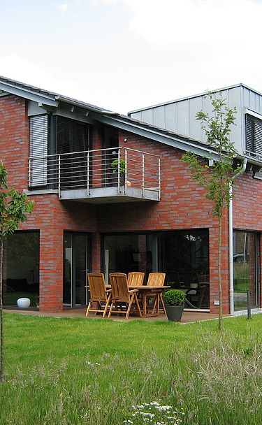 Apartment building Meerbusch Photo of a wooden house with clinker facade. LENO-BSP.