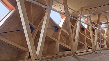 Foto des Innenraums der eiartigen Holzskulptur der Floriade in Venlo.