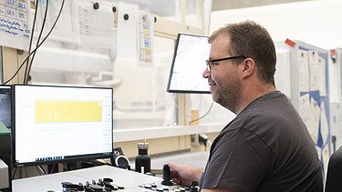 Die Arbeit am Computer liegt Florian besonders. 