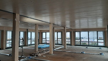 Photo of the ZÜBLIN Neu-Ulm office shell. A large LENO cross-laminated timber ceiling can be seen.