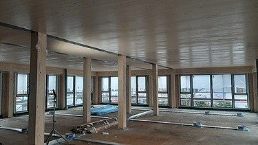 Photo of the ZÜBLIN Neu-Ulm office shell. A large LENO cross-laminated timber ceiling can be seen.