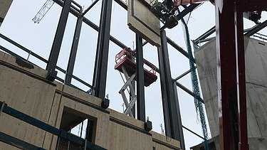 Photo of the assembly of the LENO-BSP elements. Gasteig interim venue project in Munich. 