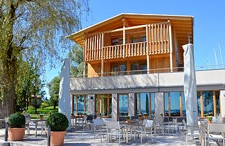 Foto des Yachtclub-Clubhauses in Prien am Chiemsee. Zu sehen ist ein moderner Holzbau.