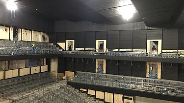 Photo of the installation of the wooden acoustic elements in the interior. Interim venue Gasteig project in Munich. 