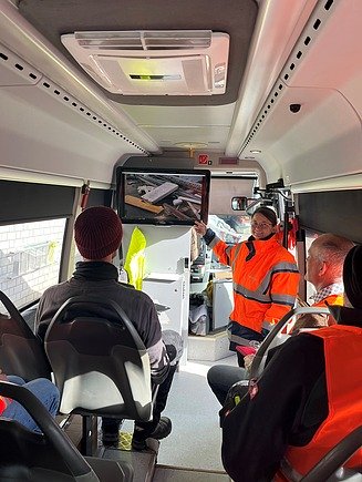 Foto von gewerblichen ZÜBLIN Timber Kollegen, die im BG BAU-Bus sitzen.