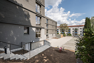 Foto der Joseph-Stiftung in Bayreuth. Man sieht ein Gebäude mit grauer Fassade.