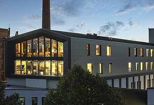 Aufstockung Bürogebäude Maisel Bayreuth Foto der Brauerei Gebr. Maisel in Bayreuth. Man sieht die Holzaufstockung aus der Ferne.