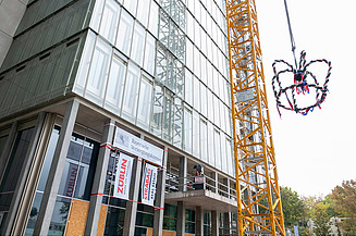 A ceremonial topping-out ceremony, complete with a traditional topping-out speech, was held to mark the completion of the structural work on the ‘TRIDEA’ office complex. 