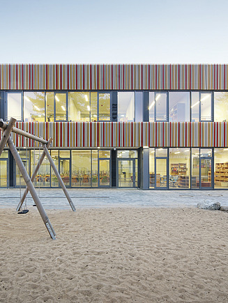 Exterior photo of the Fröbel School in Offenbach. Wooden building with wooden façade.