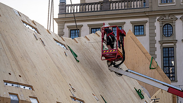 Foto des NEXT500-Pavillons auf dem Augsburger Marktplatz. Sie können die Montage der LENO-Elemente sehen.