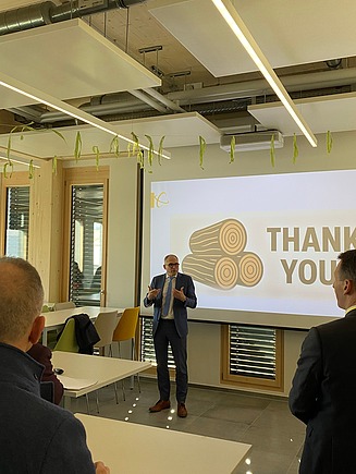 Kurze Begrüßung in der hauseigenen Kantine mit Stehempfang. 