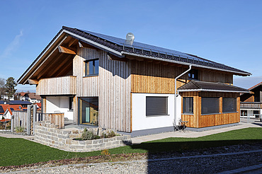 Foto eines Wohnhauses aus LENO-Brettsperrholz mit Holz-Putzfassade.