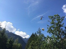 Foto der Holzbaumontage des Waltenberger Haus in Oberstdorf. Helikopter-Montage der LENO-BSP-Elemente.