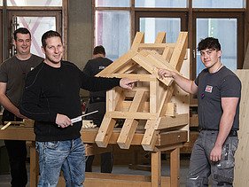 Foto von vier Zimmererleuten in der Produktion von ZÜBLIN Timber